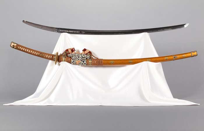 国宝
太刀 銘 康次
鎌倉時代（建暦頃）□刃の長さ：856mm　反り：34mm